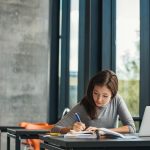 作新学院の歴史と現在の姿を畑理事長に教えてもらう